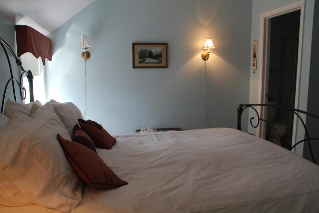 Tulips And Thistle B&B Truro Habitación foto